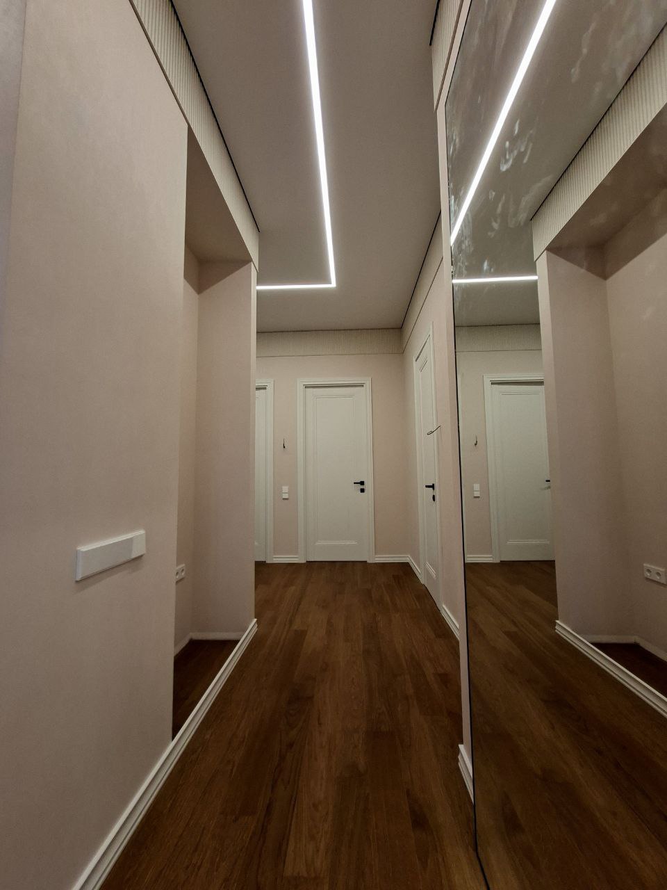 Дизайнерский ремонт квартиры ЖК Ангелово Резидентс — коридор с LED